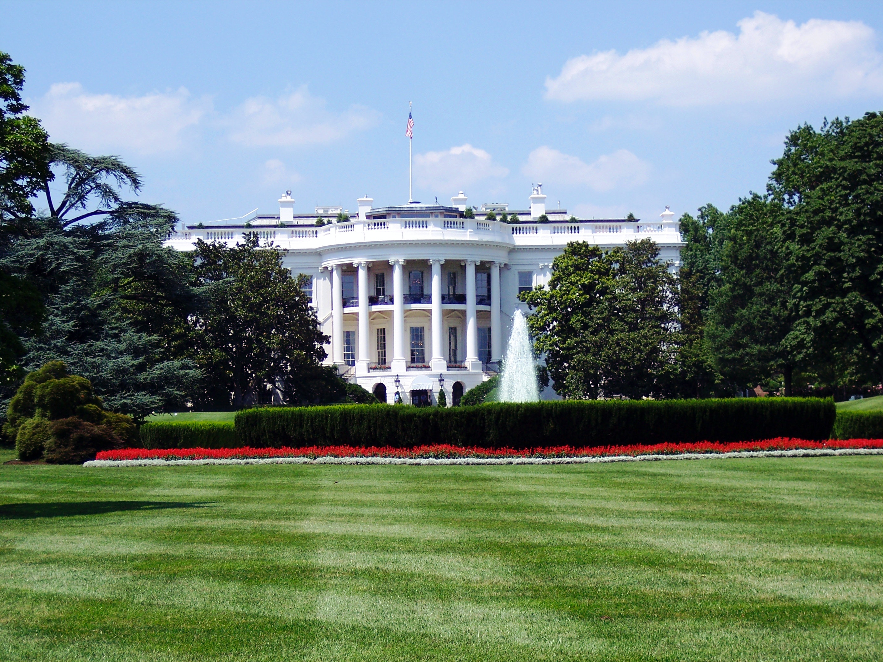 A picture of the White House, located in Washington D.C., United States
